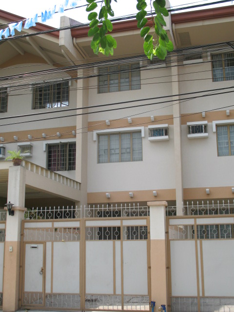 MAKATI TOWNHOUSE FOR SALE AT 6.2M ONLY