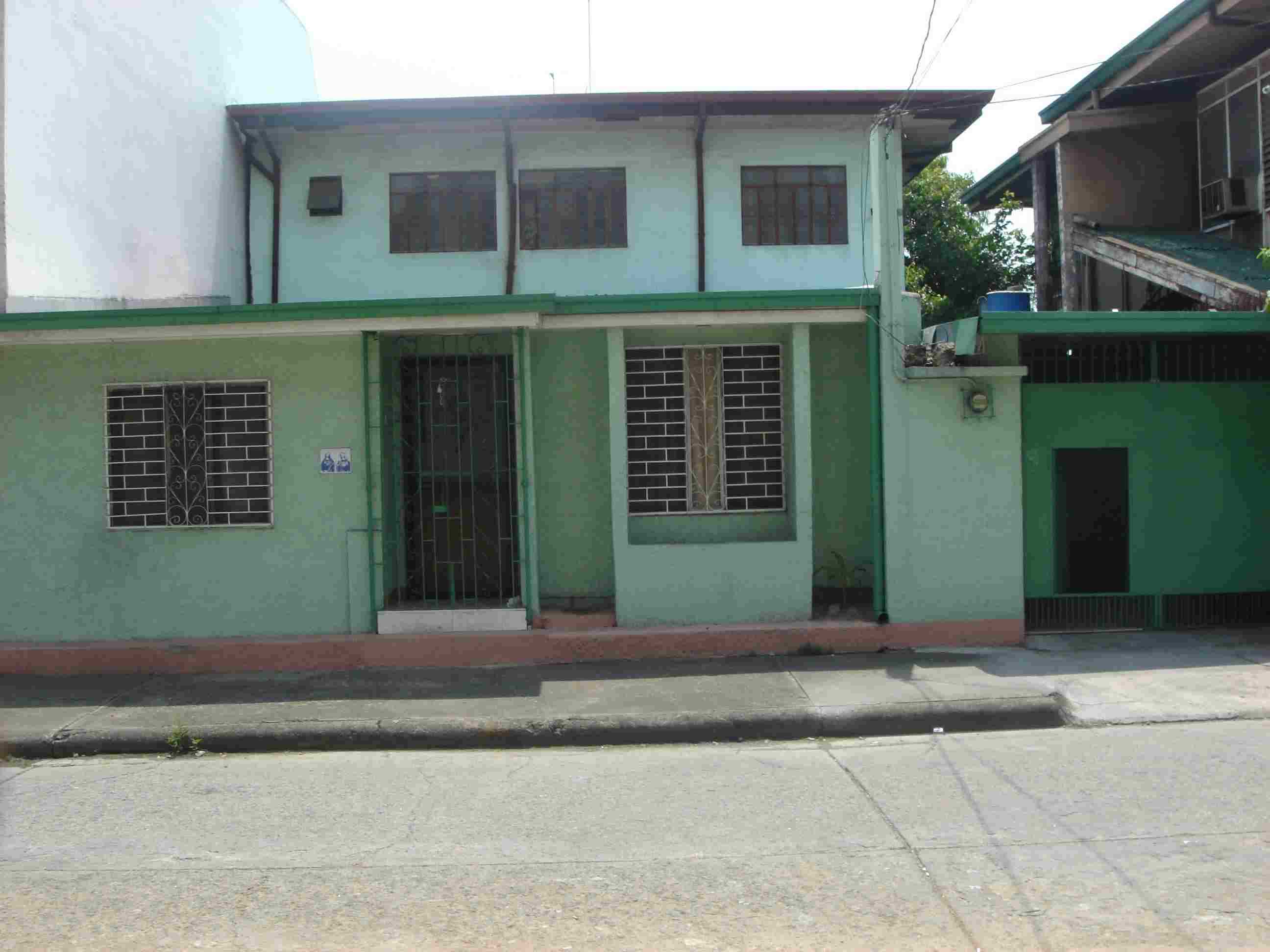 HOUSE FOR RENT IN MAKATI NEAR BUENDIA, LRT, CASH AND CARRY
