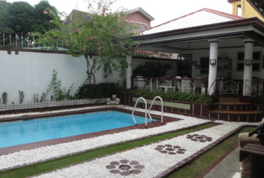 A well maintained two storey house with swimming pool in Pilar Village, L as Pinas