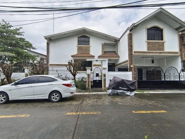 House for rent in BF Homes Paranaque 4 bedroom with library and AC in all rooms