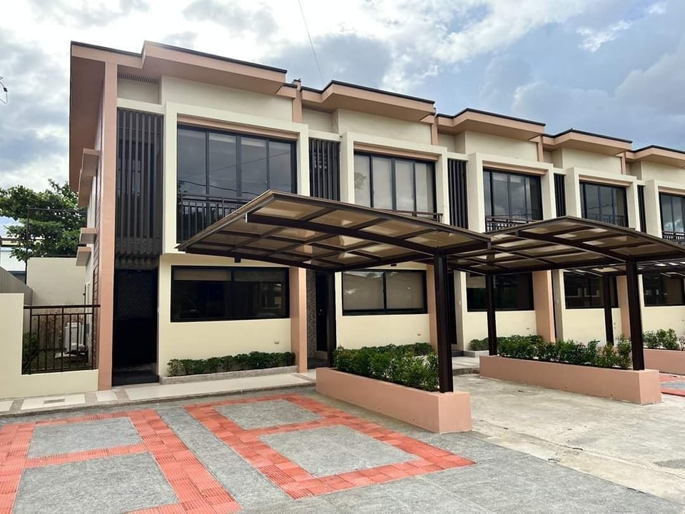 4BR Executive Townhomes in Las Pinas near Madrigal Alabang and very accessible to Airports and Makati