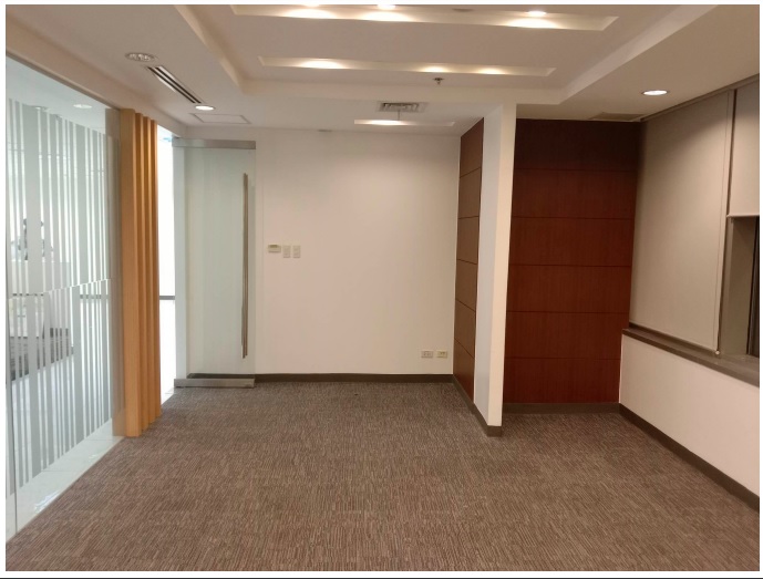 For rent: 247.10sqm office space with parking in Ayala Tower